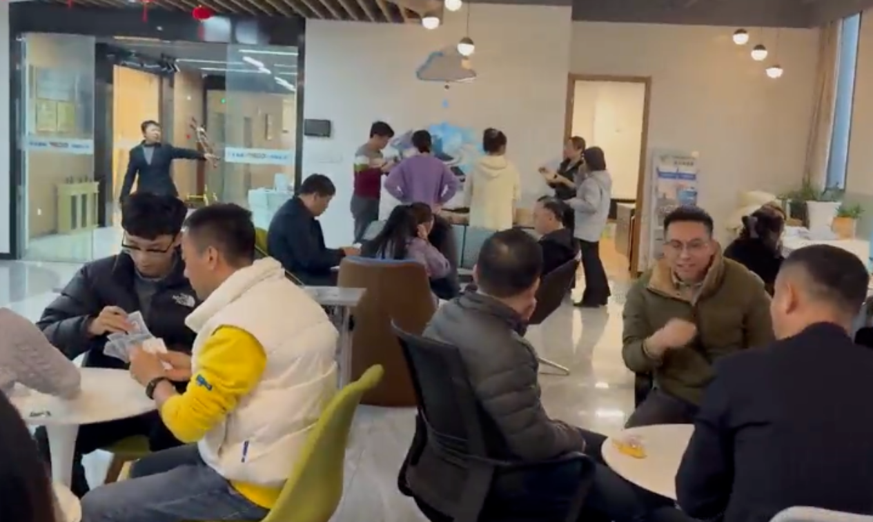 一场智慧与温情的聚会—钜力集团第二届掼蛋擂台赛